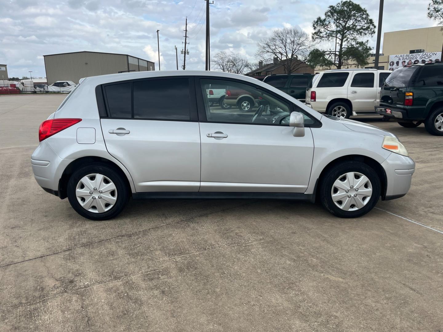 2009 SILVER /black Nissan Versa 1.8 S Hatchback (3N1BC13E09L) with an 1.8L L4 DOHC 16V engine, Manual transmission, located at 14700 Tomball Parkway 249, Houston, TX, 77086, (281) 444-2200, 29.928619, -95.504074 - Photo#7